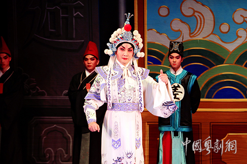 寒雨淅沥夜袭粤，粤剧名家送戏暖莞城