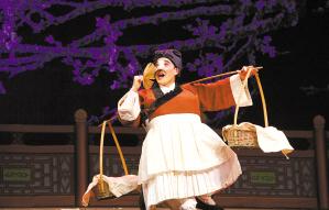 小孩搬板凳看粤剧春班大戏