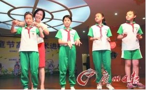 倪惠英手把手教小戏迷