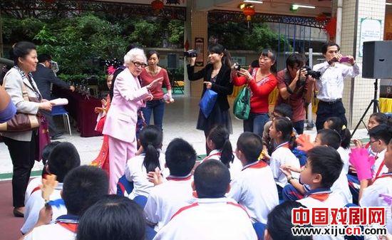 红线女、倪惠英走进荔湾区三元坊小学&ldquo;粤剧进校园&rdquo;活动开幕仪式
