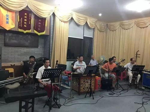 陪父亲看一场粤剧