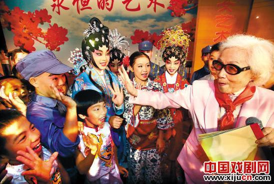 红线女和石牌小学少儿粤剧社在红线女艺术中心共度六一