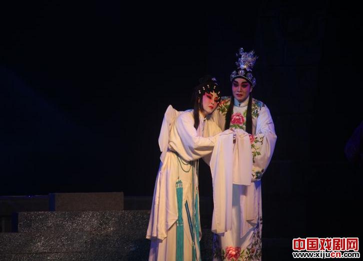 琼霞加盟广州青年粤剧团演出《金锏打皇妃》