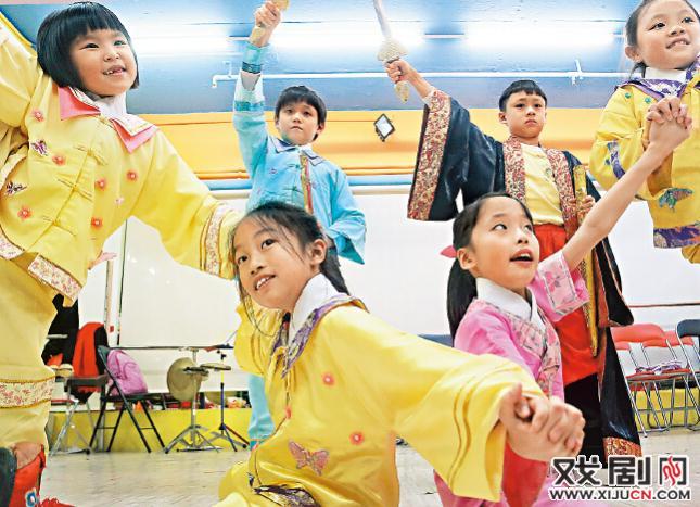 查笃撑儿童粤剧协会赴佛山演《灶王爷爷》