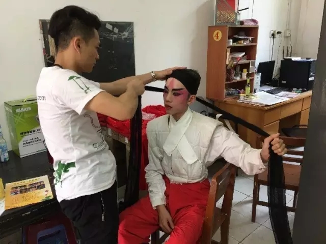 身段课老师周恩为学生整理装束