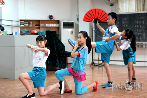 【小红豆风采】探访夏园小学少儿粤剧班 小学员排练积极认真