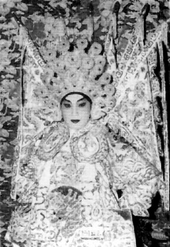 穿着大袍大甲谈情说爱， 武戏文做，粤剧文武生独领风骚