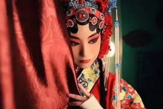 哎！那一对戏子夫妻，曾经的神仙眷侣啊！