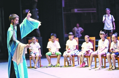 楚腔汉调曲润童心&ldquo;戏曲进校园&rdquo;小观众叫好
