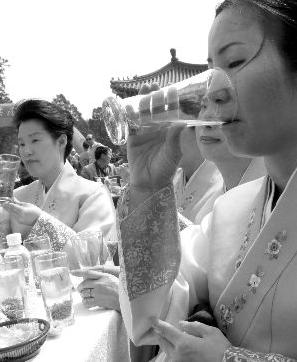 陕西安康的民间汉剧艺术团把汉调二黄带到北京八大处公园