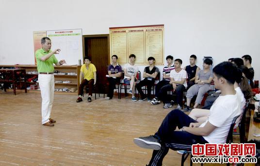 温恒泰教授为广东汉剧院全体演职员进行一周的声乐培训