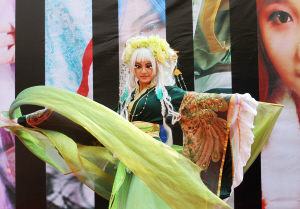 肖宏国先后把80多名孤儿领进汉剧的世界