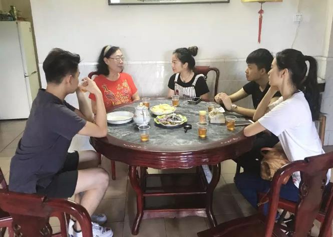 剧院入党积极分子走访看望离退休老党员