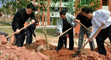 广东汉剧院阳春三月植树忙