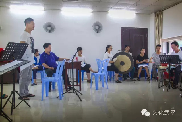 汉剧表演艺术家黄超伦来武平县汉剧艺术传承保护中心指导