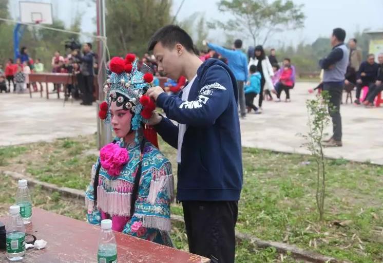 汉剧送戏下村 助力精准扶贫