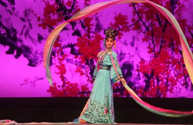 周五有戏｜美丽圣洁的天女，把五彩缤纷的花雨洒向人间。