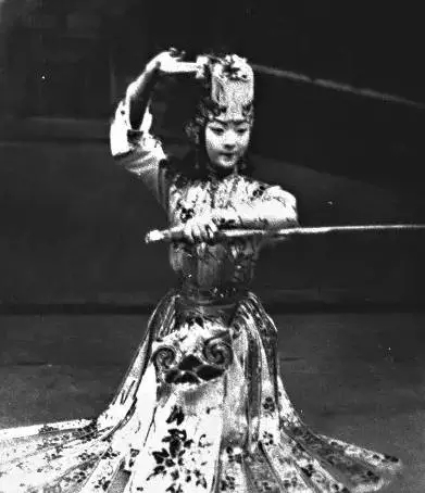 少年陈伯华上妆照