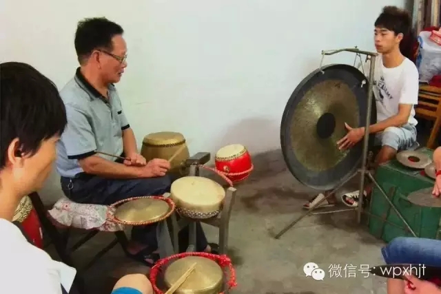 林锦福在指导剧团学生