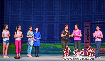 汉剧院演员们正在排练