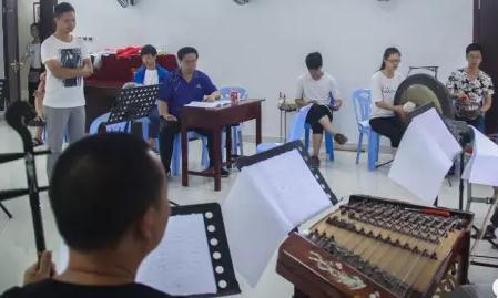 汉剧表演艺术家黄超伦来武平县汉剧艺术传承保护中心指导