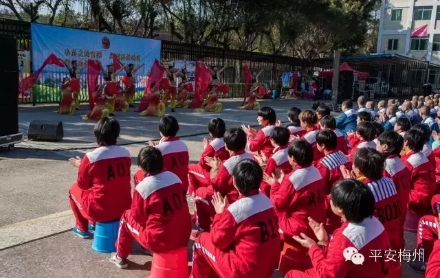 欢腾的锣鼓、喜庆的舞蹈、甜美的歌声、诙谐的小品和新编的汉调