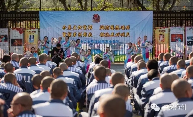 潘智勇、王国平等表演的小品《新柜中缘》