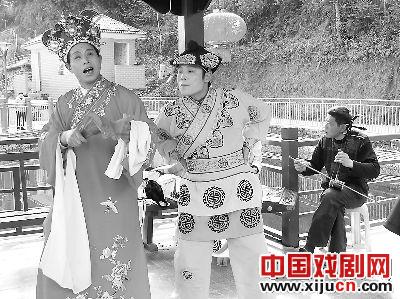 均溪镇宋京村汉剧团为居民演出《哑巴告状》等曲目