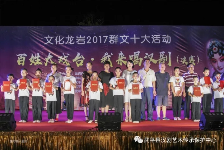 百姓戏台唱汉剧，南国牡丹相竞放