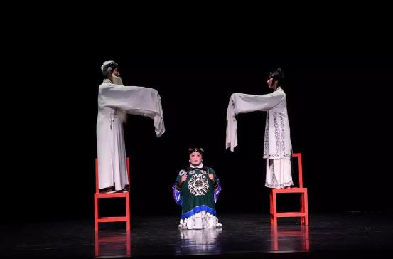 当古老昆曲与荒诞派戏剧相融合——实验昆剧《椅子》凸显小剧场戏曲气质