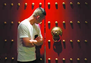 肖向平的住所是剧院的一间十平方米“标间”，空间不算大，但在他看来还不错。