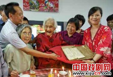 百岁老寿星将四本民国昆曲工尺谱无偿捐献