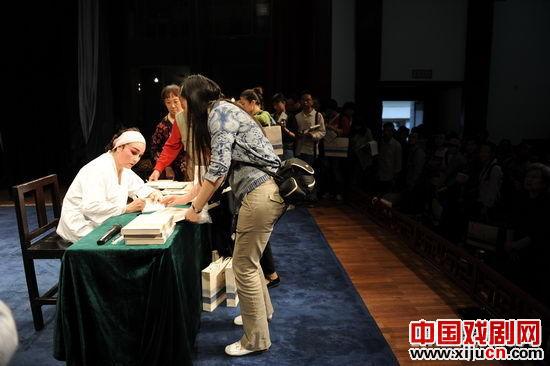 《石小梅从艺五十周年唱段精选》签售专场演出一票难求