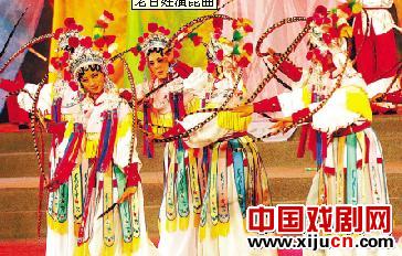 群众演员表演昆曲《翎子舞》