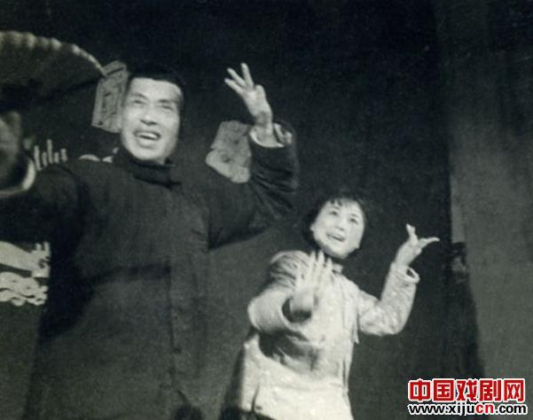 朱传茗(左)为梁谷音授艺