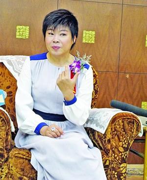 于丹带着她的《重温最美古诗词》参加上海书展