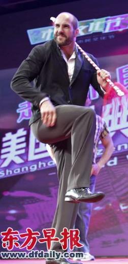 美国摔跤明星恋上中国昆曲