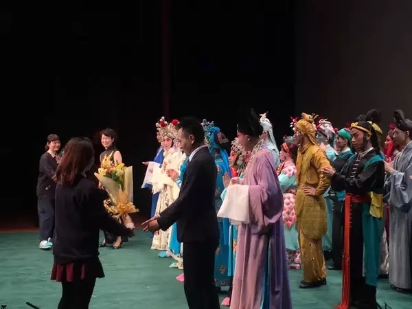 京韵昆腔传异域，龙凤洞箫显真情