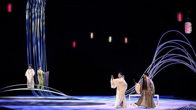 当代昆曲《春江花月夜》以全新的舞美设计重装亮相