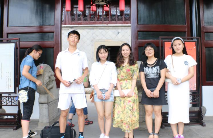 与引荐我们去昆博王锦源小姐合影