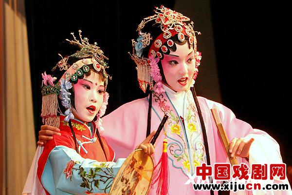 两名小演员同台表演昆曲《牡丹亭&middot;游园》