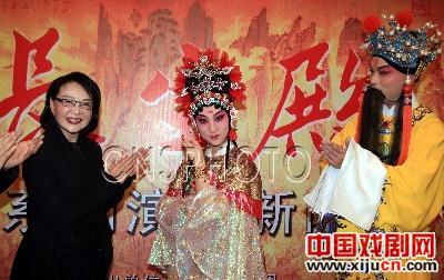 杨惠姗为昆剧《长生殿》演出献宝
