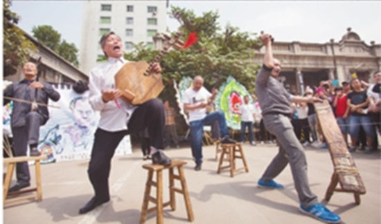 秦人秦腔送忠实 陈忠实遗体告别仪式今日在西安殡仪馆举行