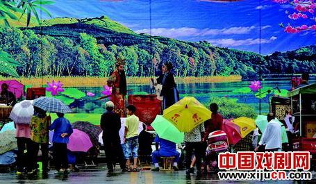 村民冒雨听秦腔