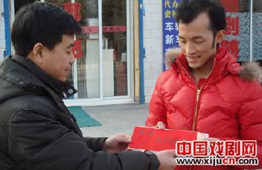 李涛自学花旦在电视台戏迷大叫板中夺冠