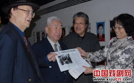 张佐鹏先生给秦腔博物馆赠送秦腔资料