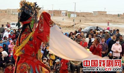 园艺村秦腔艺术团演员为村民演唱秦腔