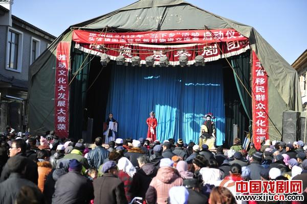 隆德县秦腔剧团到移民村演出