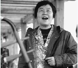 赵桂秦座飞机学秦腔