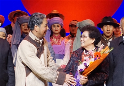 大型秦腔民族现代戏《尕布龙》迎来特殊观众&mdash;&mdash;尕布龙的妹妹赵个什吉